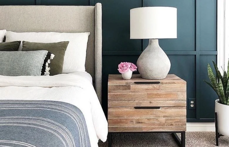 abajur decorativo no criado mudo cabeceira