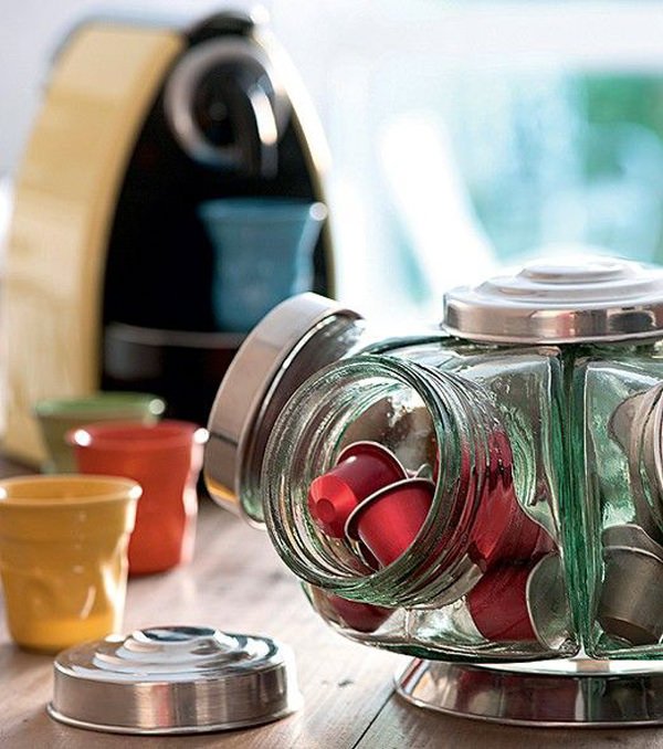 organizando capsulas de cafe com baleiro de vidro